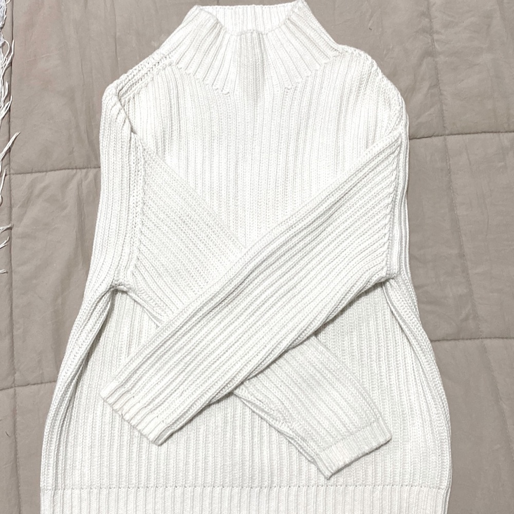 Gap Sweater, white/cream colored. Worn 2-3x. No stains. Size L